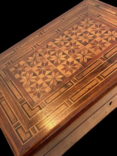 19th century English walnut box with fine geometric marquetry decoration. An elegant and beautifully crafted antique box with a richly figured walnut exterior and fitted interior.