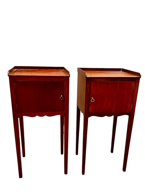 A Beautiful English Pair of Edwardian Mahogany Bedside Tables.