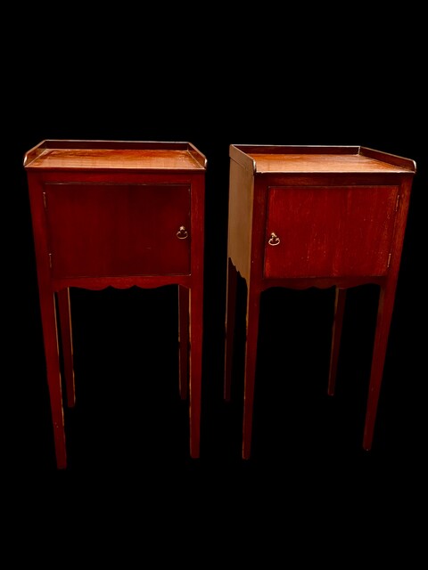 A Beautiful English Pair of Edwardian Mahogany Bedside Tables.