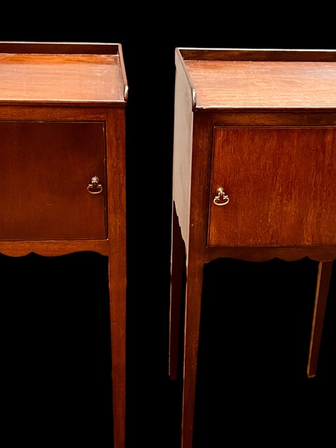 A Beautiful English Pair of Edwardian Mahogany Bedside Tables.