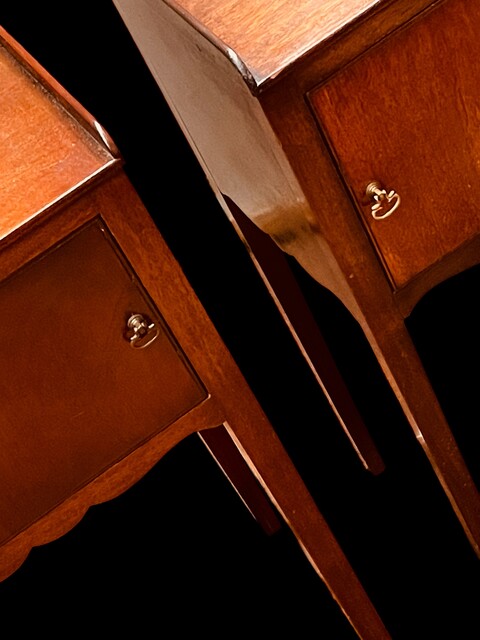 A Beautiful English Pair of Edwardian Mahogany Bedside Tables.