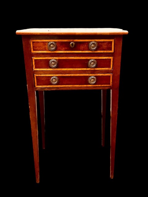 An English Georgian Mahogany Side Table having Satinwood Crossbanding . Ca 1800.